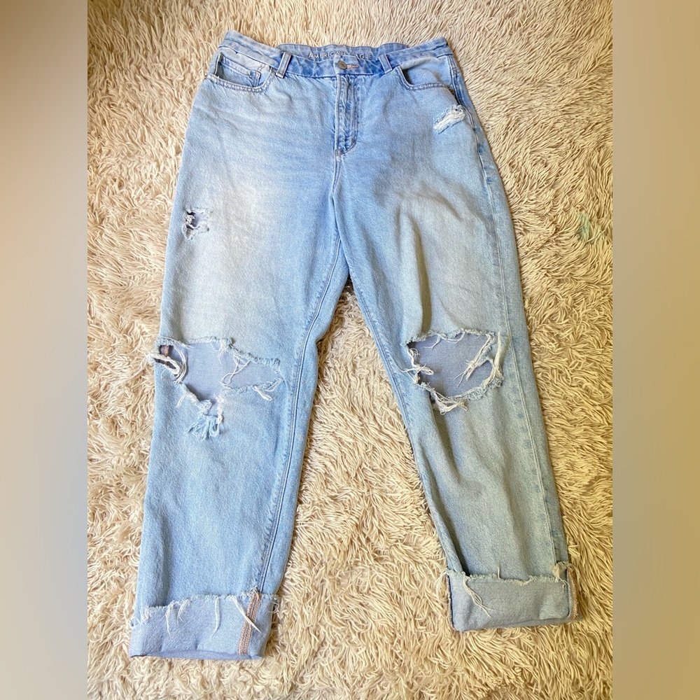 American Eagle High Rise curvy Mom Jeans 12 regular light wash distressed blue